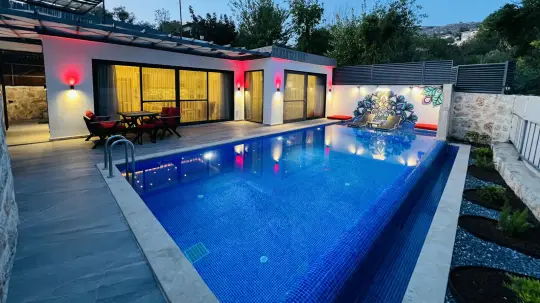 Villa Antonia - Korunaklı Havuz Alanlı Villa Kiralama